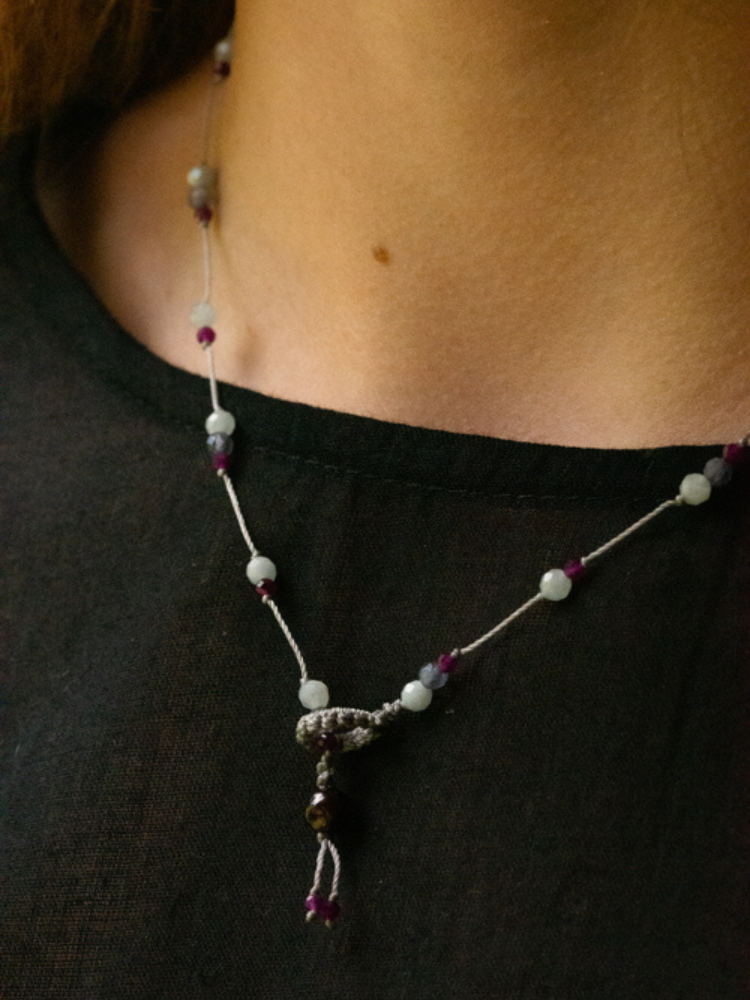 Ras de cou Rakhi Me lucie en pierres fines composé de différentes pierres: calcédoine, iolite et zircon violet