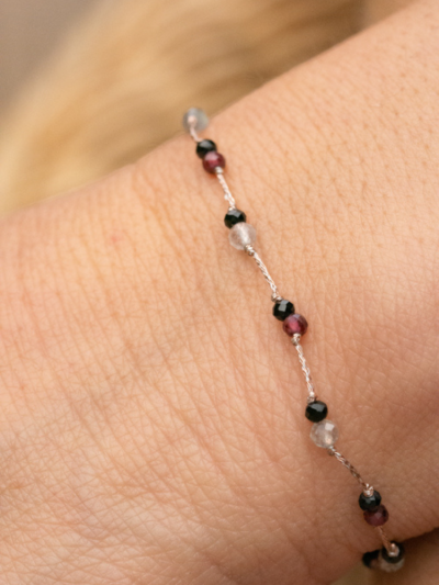 Bracelet Rakhi me single LAZ METALIC montés à la main sur fils métallisées de couleur or rose.