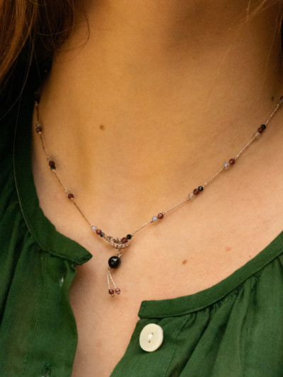 Ras de cou Rakhi Me laz métal composé de pierres de grenat, onyx noir et labradorite.