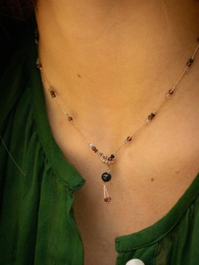 Ras de cou Rakhi Me laz métal composé de pierres de grenat, onyx noir et labradorite.