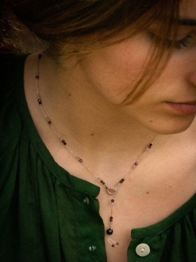 Ras de cou Rakhi Me laz métal composé de pierres de grenat, onyx noir et labradorite. 2