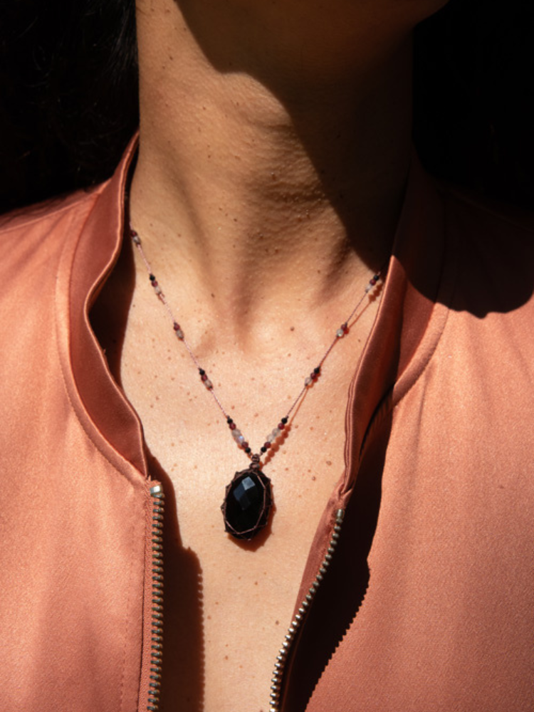 Rakhi Me petit talisman laz Onyx Noir composé de plusieurs pierres : grenat, labradorite et onyx noir