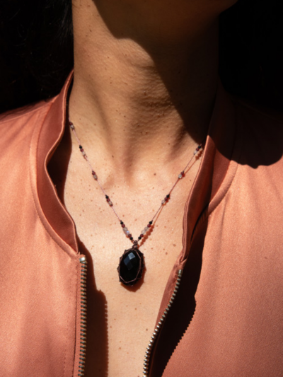 Rakhi Me petit talisman laz Onyx Noir composé de plusieurs pierres : grenat, labradorite et onyx noir