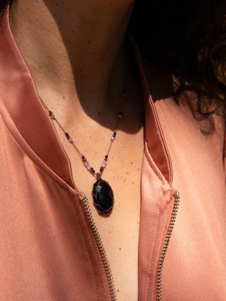 Rakhi Me petit talisman laz Onyx Noir composé de plusieurs pierres : grenat, labradorite et onyx noir