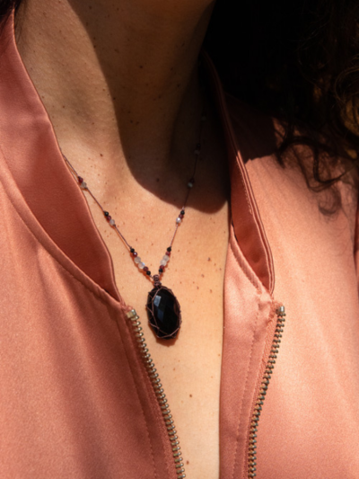 Rakhi Me petit talisman laz Onyx Noir composé de plusieurs pierres : grenat, labradorite et onyx noir