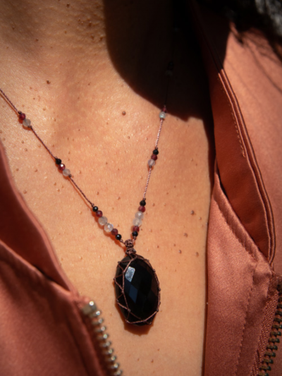 Rakhi Me petit talisman laz Onyx Noir composé de plusieurs pierres : grenat, labradorite et onyx noir 2