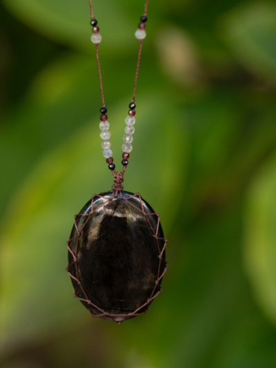 Le grand talisman Laz Hyperstène est composé de plusieurs pierres : grenat, labradorite et onyx noir