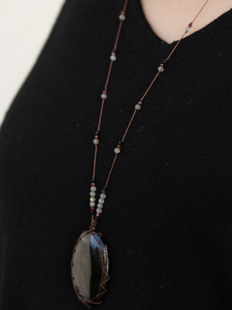Le grand talisman Laz Hyperstène est composé de plusieurs pierres : grenat, labradorite et onyx noir