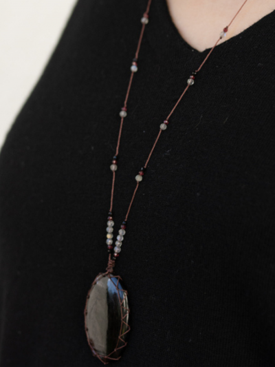 Le grand talisman Laz Hyperstène est composé de plusieurs pierres : grenat, labradorite et onyx noir