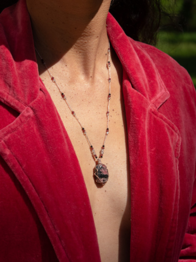 Petit Talisman Rakhi Me laz Rhodonite composé de pierre de grenat, labradorite et onyx noir.