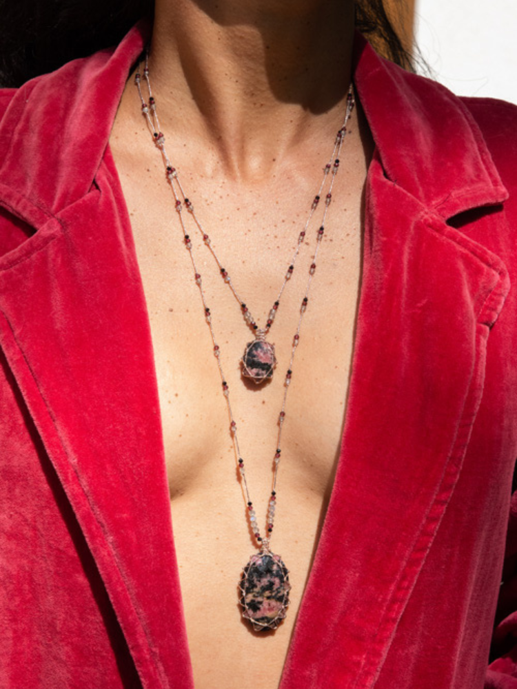 Petit Talisman Rakhi Me laz Rhodonite composé de pierre de grenat, labradorite et onyx noir.