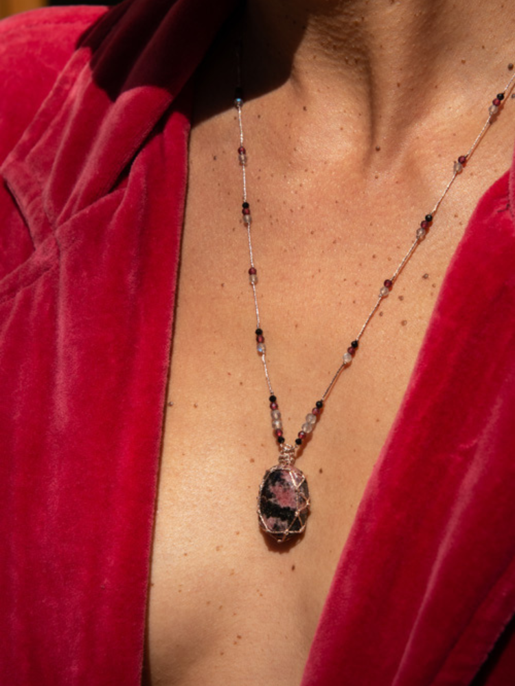 Petit Talisman Rakhi Me laz Rhodonite composé de pierre de grenat, labradorite et onyx noir.