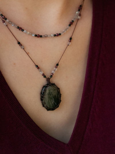 Rakhi Me Petit Talisman Laz Hyperstène composé de plusieurs pierres.