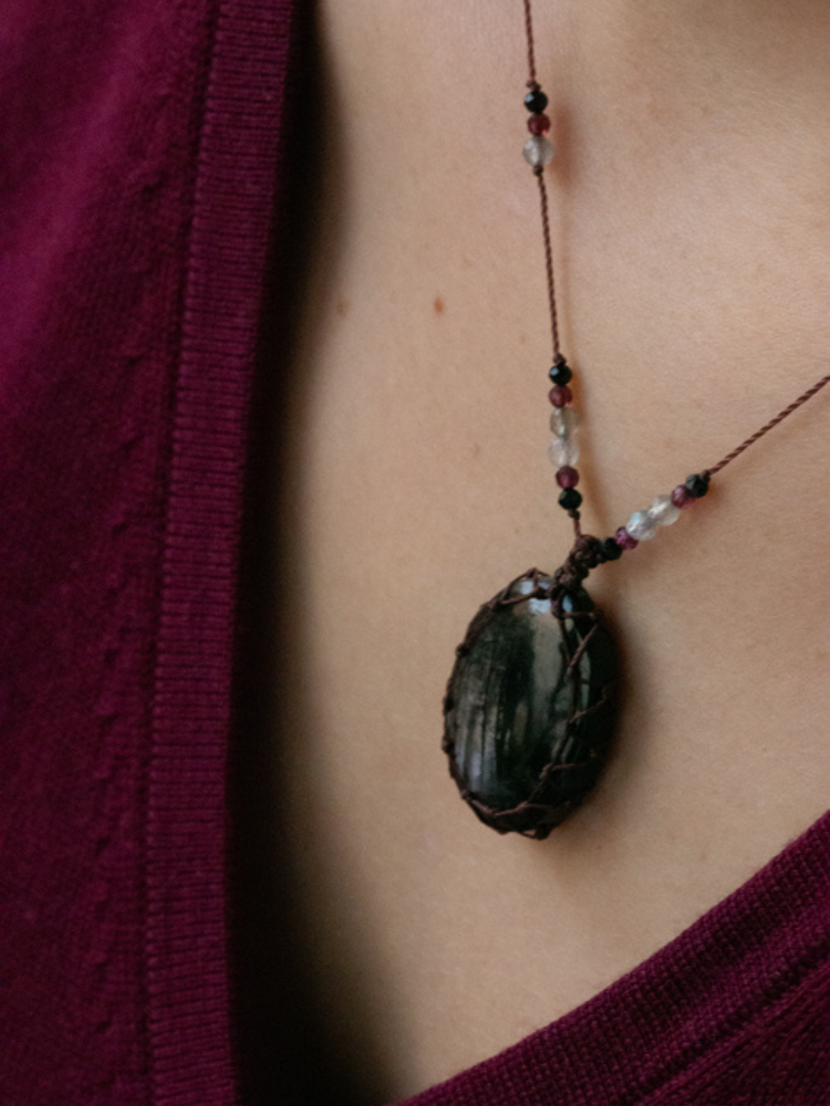 Rakhi Me Petit Talisman Laz Hyperstène composé de plusieurs pierres.