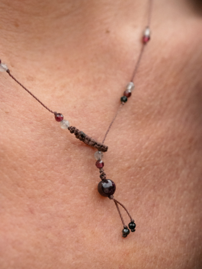 Ras de cou Rakhi me en pierres de grenat et onyx noir et labradorite.