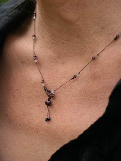 Ras de cou Rakhi me en pierres de grenat et onyx noir et labradorite. 2