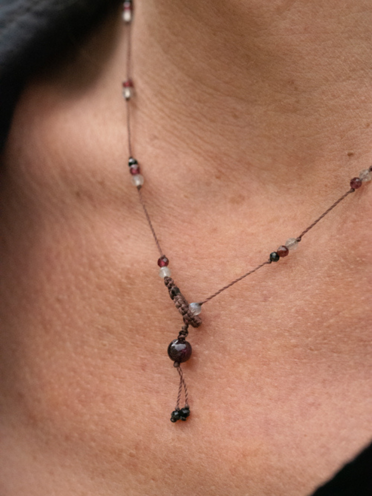 Ras de cou Rakhi me en pierres de grenat et onyx noir et labradorite.