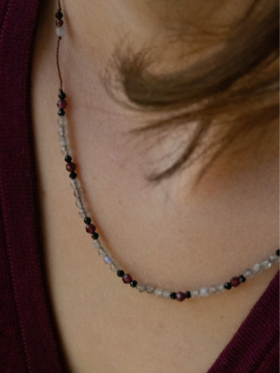 Collier Rakhi me line Laz composé de différentes pierres : Grenat, labradorite et onyx noir