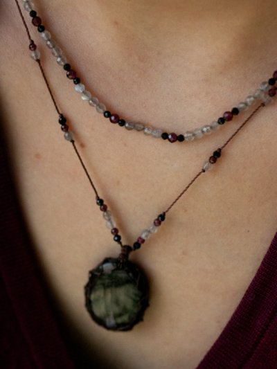 Collier Rakhi me line Laz composé de différentes pierres : Grenat, labradorite et onyx noir