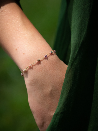 Bracelet Rakhi me single RAPH METALIC montés à la main sur fils de soie et nylon mélangés terracotta. Melle Louise.