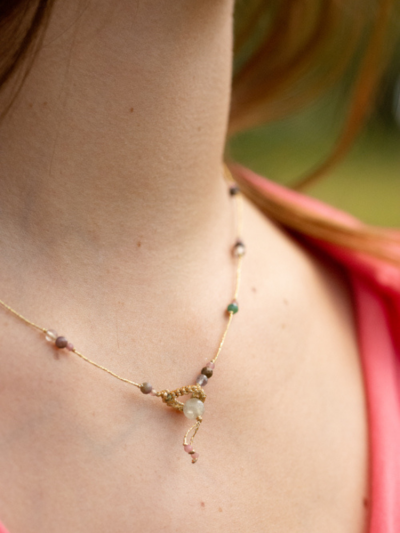 Ras de cou Rakhi me Raph Metalic en pierre fines différentes pierres : quartz fumé, saphirs multicolores et tourmaline rose