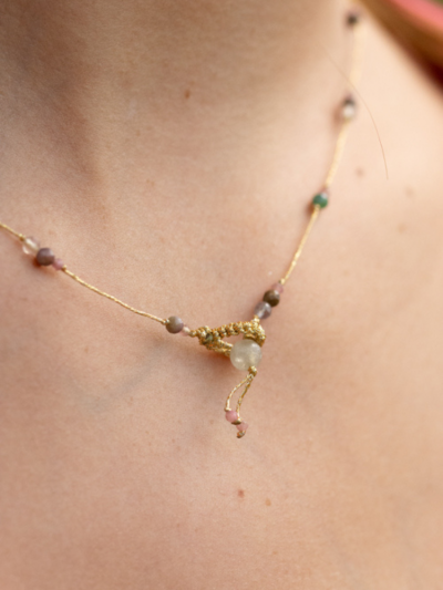 Ras de cou Rakhi me Raph Metalic en pierre fines différentes pierres : quartz fumé, saphirs multicolores et tourmaline rose 2