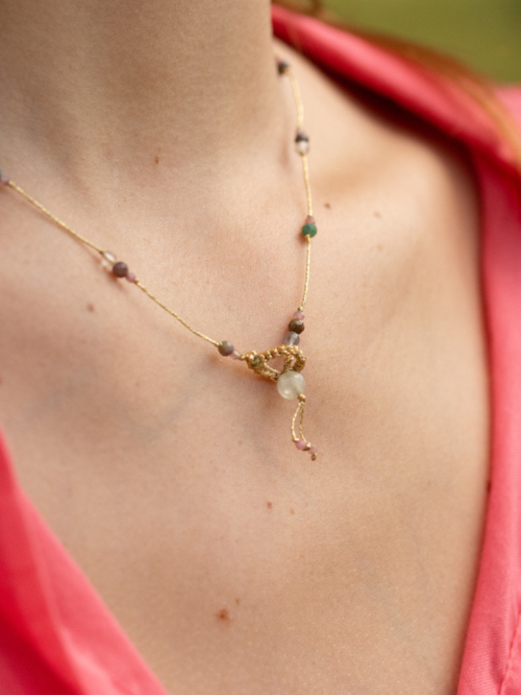 Ras de cou Rakhi me Raph Metalic en pierre fines différentes pierres : quartz fumé, saphirs multicolores et tourmaline rose