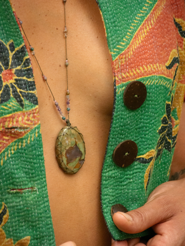 Grand Talisman Raph agate tubulaire Rakhi Me composé de plusieurs pierres : saphir multicolores, quartz fumé et tourmaline rose