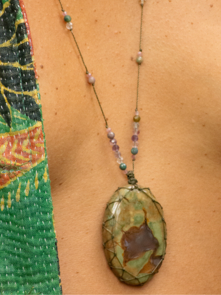 Grand Talisman Raph agate tubulaire Rakhi Me composé de plusieurs pierres : saphir multicolores, quartz fumé et tourmaline rose