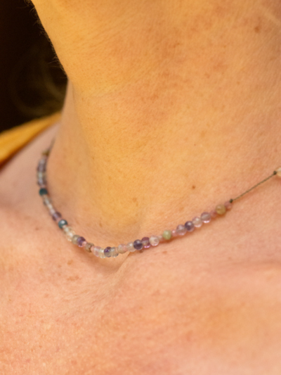 Collier Line Raph composé de différentes pierres : tourmaline rose, quartz fumé et saphirs multicolores