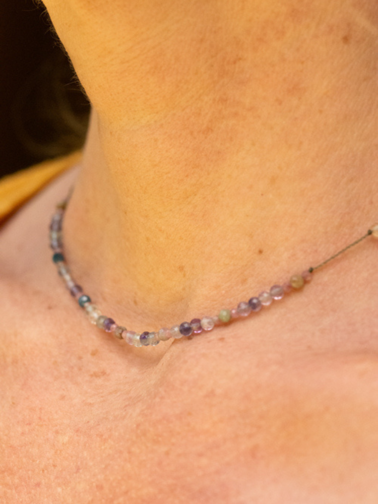 Collier Line Raph composé de différentes pierres : tourmaline rose, quartz fumé et saphirs multicolores