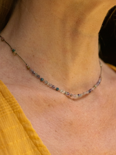 Collier Line Raph composé de différentes pierres : tourmaline rose, quartz fumé et saphirs multicolores