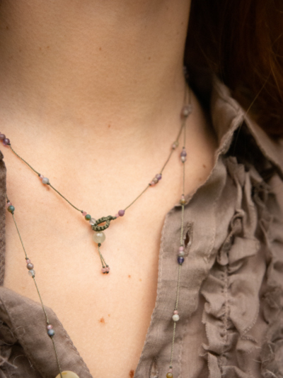 Ras de cou Rakhi me en pierres de quartz fumé, saphirs multicolores et tourmaline rose