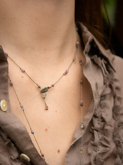 Ras de cou Rakhi me en pierres de quartz fumé, saphirs multicolores et tourmaline rose 2