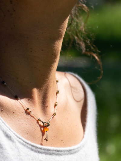 Ras de cou Rakhi me LEON en pierres fines composé de pierres unakite, pierre de lune et oei de chat