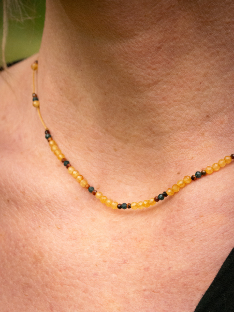 Collier line BERYL composé de différentes pierres: citrine, oeil de tigre rouge et zircon bleu. Rakhi me