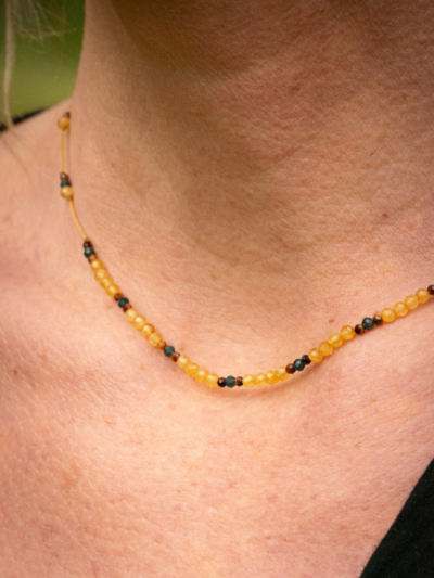 Collier line BERYL composé de différentes pierres: citrine, oeil de tigre rouge et zircon bleu. Rakhi me