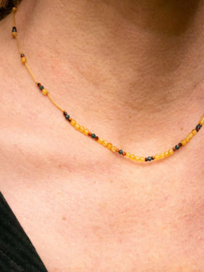 Collier line BERYL composé de différentes pierres: citrine, oeil de tigre rouge et zircon bleu. Rakhi me 2