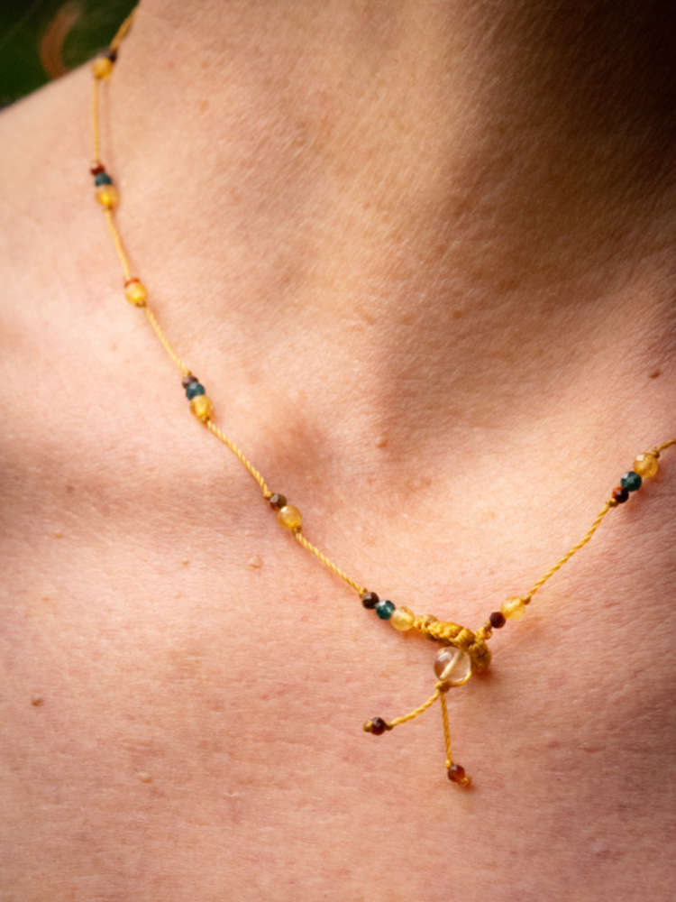 Collier Ras de cou Rakhi me en pierre fines composé de pierres d'oeil de tigre rouge, citrine et zircon bleu