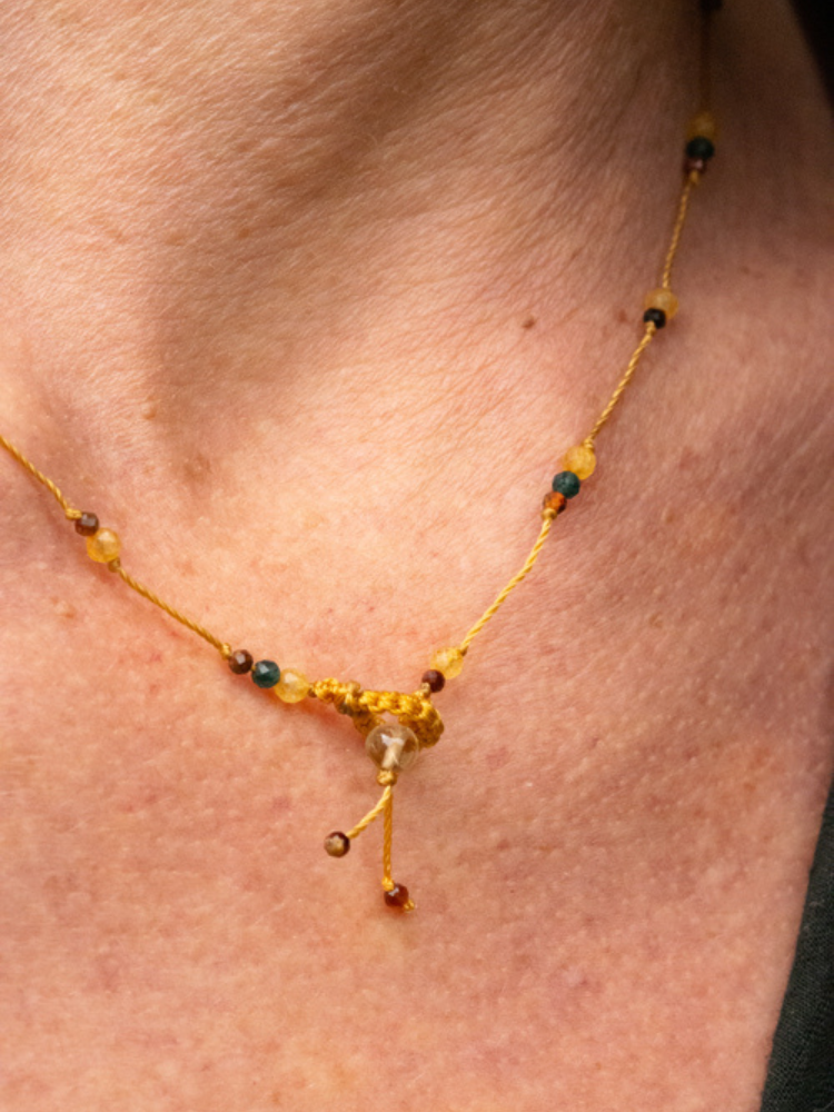 Collier Ras de cou Rakhi me en pierre fines composé de pierres d'oeil de tigre rouge, citrine et zircon bleu