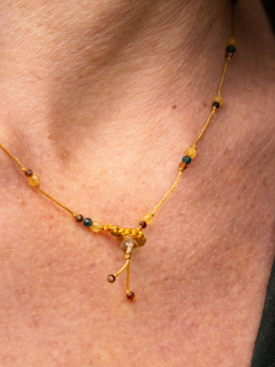 Collier Ras de cou Rakhi me en pierre fines composé de pierres d'oeil de tigre rouge, citrine et zircon bleu