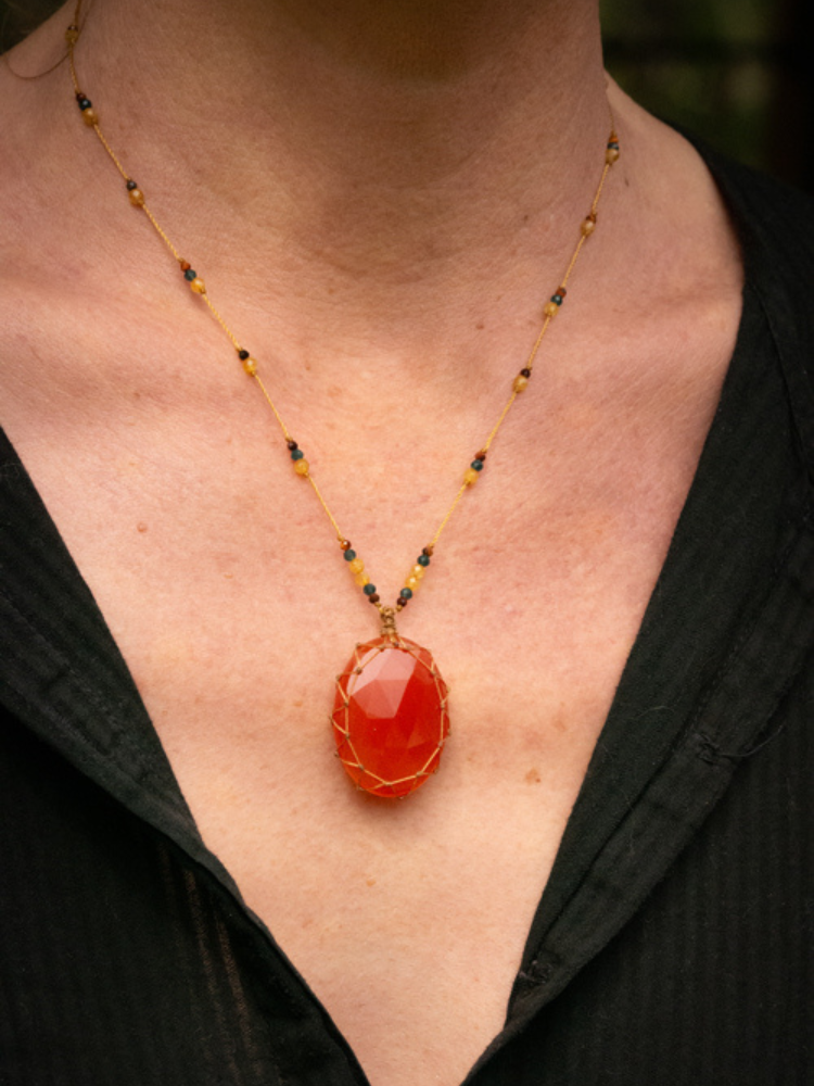 Rakhi me petit talisman Beryl Cornaline.