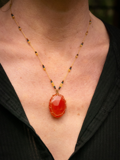 Rakhi me petit talisman Beryl Cornaline.