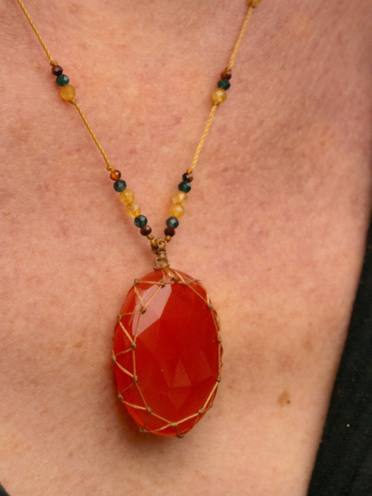Rakhi me petit talisman Beryl Cornaline.