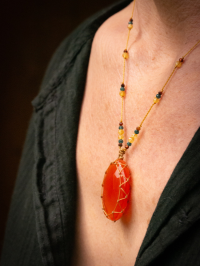 Rakhi me petit talisman Beryl Cornaline.