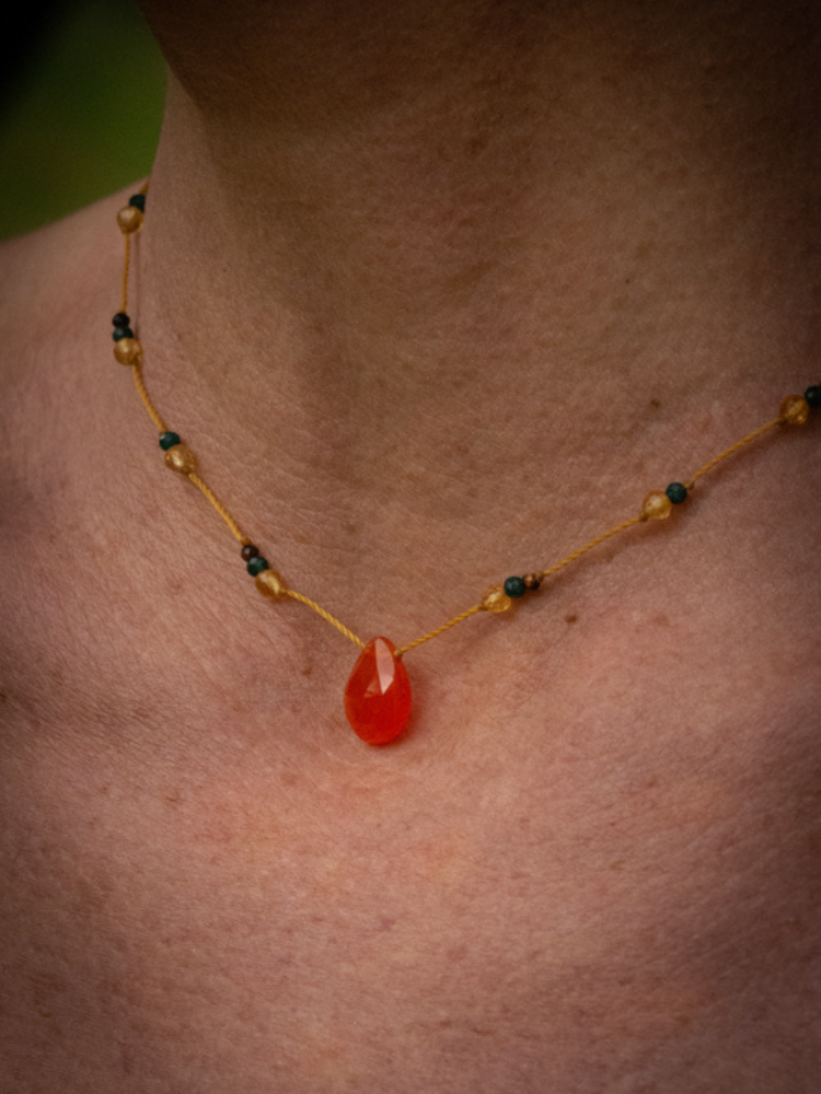 Collier drop Rakhi me orné d'une délicate goutte facettée de cornaline et petites pierres.