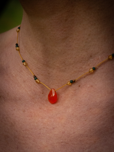 Collier drop Rakhi me orné d'une délicate goutte facettée de cornaline et petites pierres.