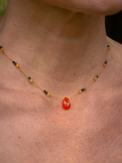 Collier drop Rakhi me orné d'une délicate goutte facettée de cornaline et petites pierres.