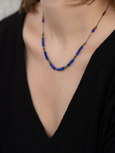 Collier Line Rakhi me Guss composé de différentes pierres : lapis lazuli, spessartite et onyx vert