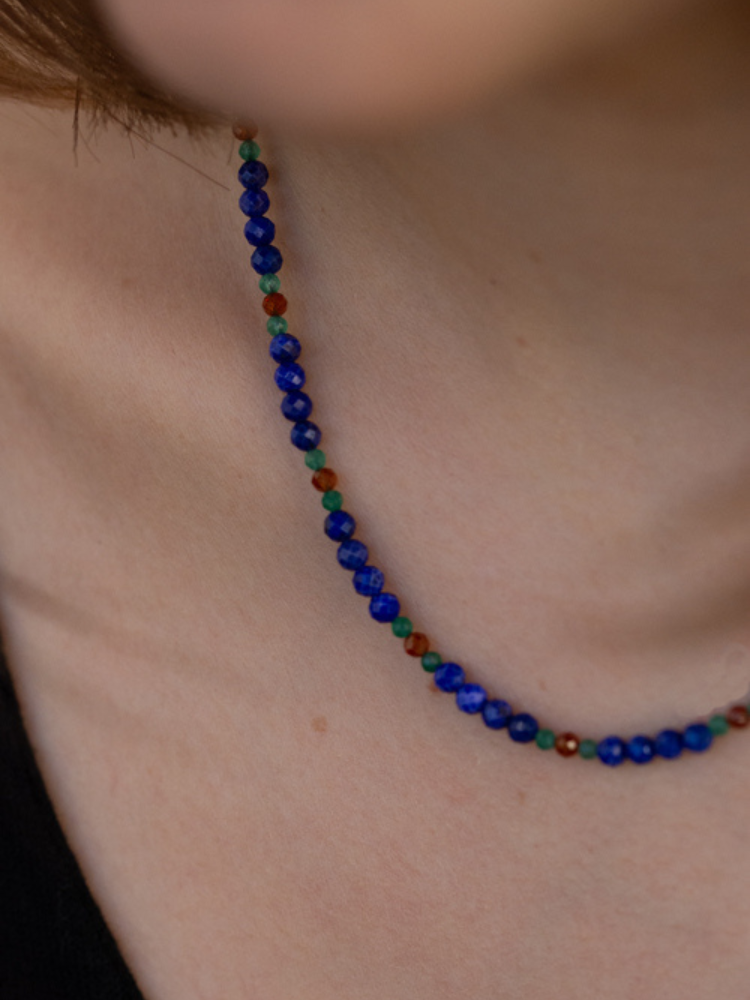 Collier Line Rakhi me Guss composé de différentes pierres : lapis lazuli, spessartite et onyx vert